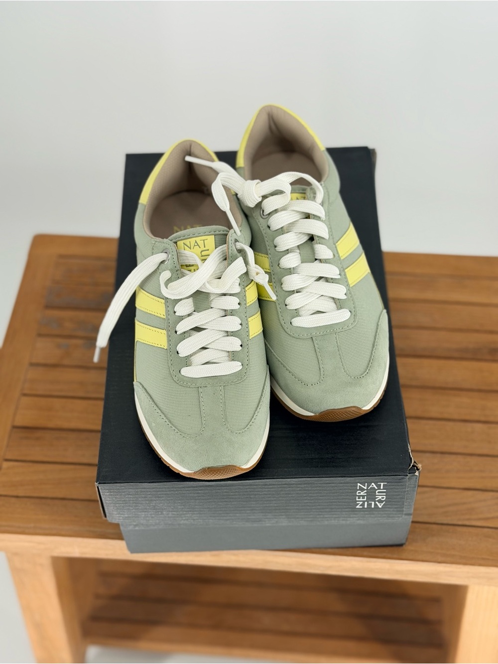 New Women’s Naturalizer Sneakers  size 5